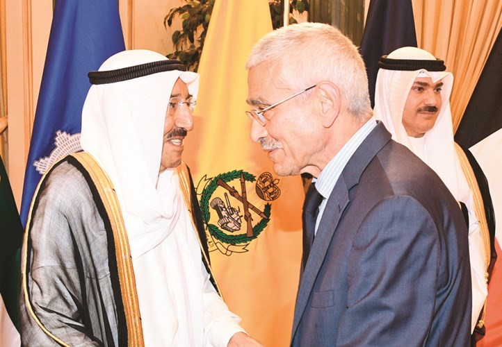سمو الأمير يتلقى التهنئة من د. عدنان شهاب الدين﻿