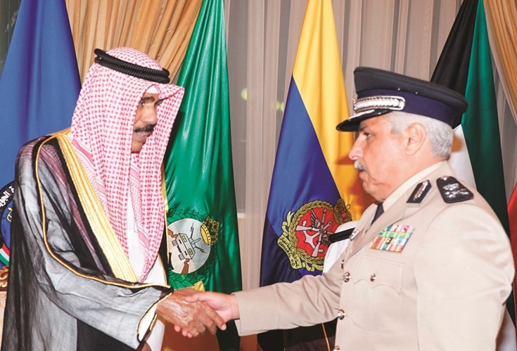 سمو ولي العهد الشيخ نواف الأحمد يتلقى التهاني من اللواء الشيخ مازن الجراح﻿