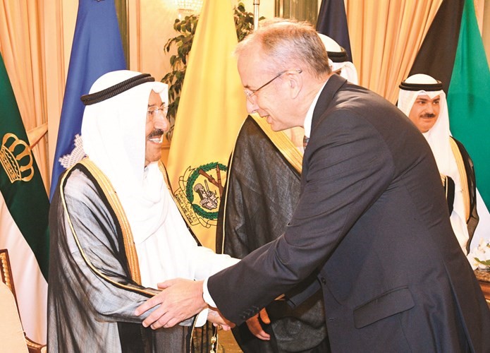 السفير البريطاني مايكل دافنبورت مهنئا سمو الأمير﻿