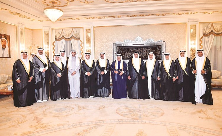 سمو الشيخ ناصر المحمد والشيخ محمد العبدالله والشيخ فهد سعد العبدالله والشيخ خالد البدر والشيخ صباح ناصر المحمد والشيخ د.أحمد ناصر المحمد والشيخ عبدالله علي الصباح مع عدد من الشيوخ في قصر الشعب	 (متين غوزال)﻿