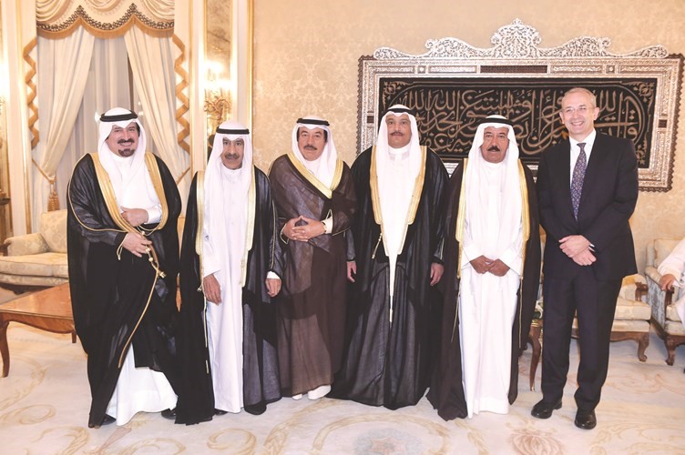 الشيخ مبارك الجابر والشيخ د.سالم الجابر والشيخ بندر الجابر والشيخ أحمد الجابر والسفير البريطاني مايكل دافنبورت ﻿