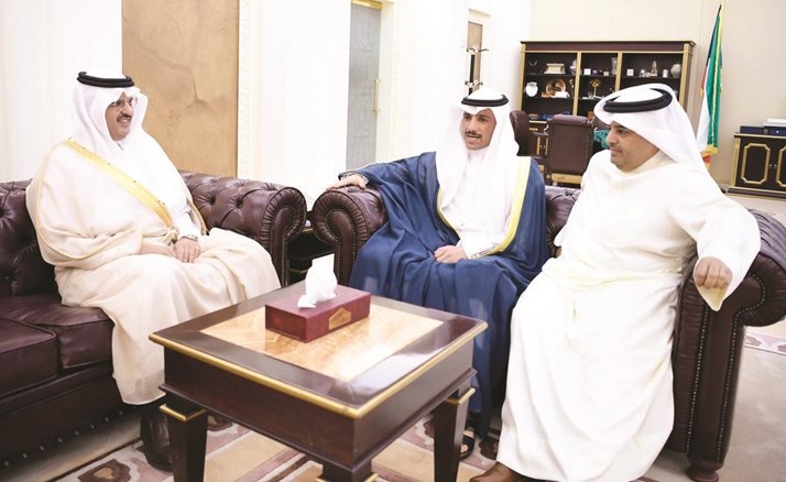 الرئيس الغانم مستقبلا الأمير سلطان بن سعد آل سعود بحضور مبارك الحجرف﻿