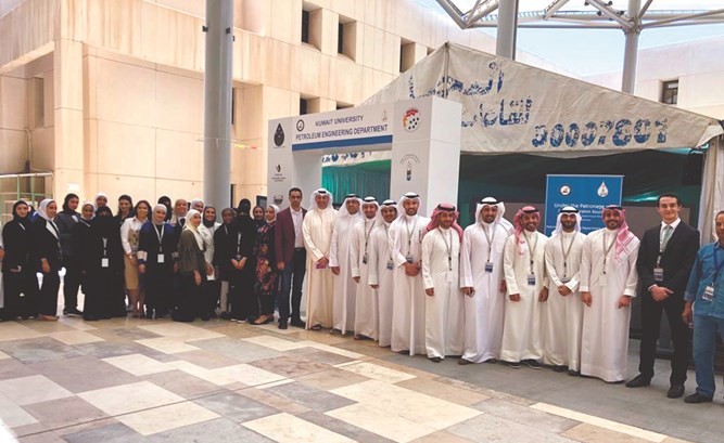 قسم هندسة البترول نظم يوم الملصق لمشاريع الطلبة الخريجين
