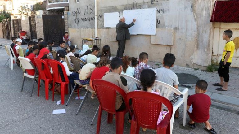 المدرس العراقي لم يرقه لعب الطلاب في الشارع أو إدمان ألعاب الحاسوب (رويترز)