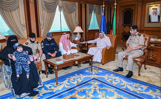 الوزير الجراح يستقبل أسرتي الشهيدين محمد العنزي وخالد الواوان