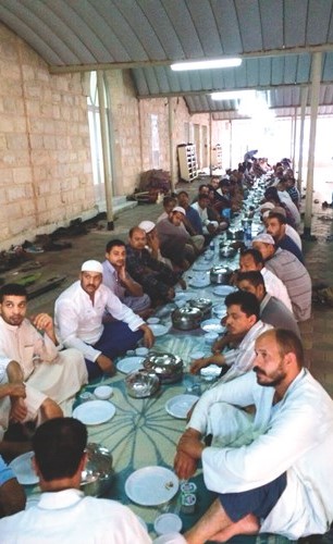 ثلث العثمان يقدم ولائم الإفطار للصائمين﻿