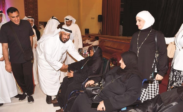 سعد الخراز مصافحا احدى النزيلات ﻿
