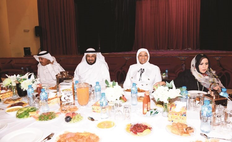 الوزير سعد الخراز وهناء الهاجري وشيخة العدواني خلال حفل الإفطار الجماعي في دور الرعاية﻿