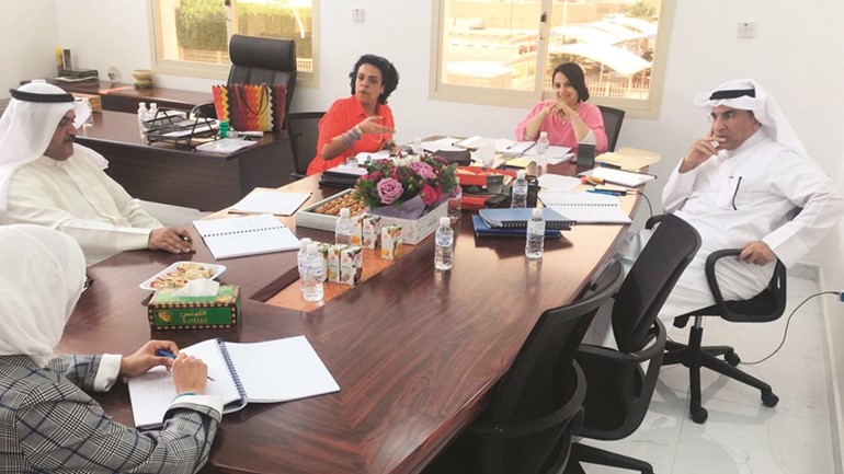 الاساتذةاثناء المناقشة﻿
