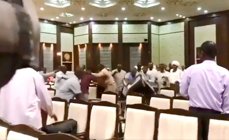 صورة عن تسجيل لعراك بالكراسي والايادي خلال اجتماع احزاب سياسية مع المجلس العسكري 	(انترنت)﻿