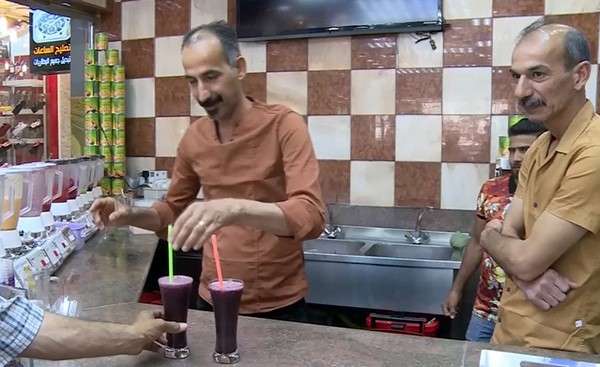 بالفيديو.. شراب الزبيب يتصدر مائدة الإفطار في العراق