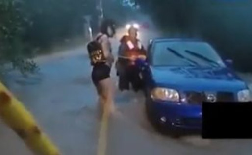 بالفيديو.. إنقاذ 3 نساء وكلب من مياه فيضان فى تكساس