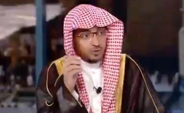 بالفيديو.. هل تجوز متابعة الإمام من المصحف أثناء التراويح؟ المغامسي يجيب
