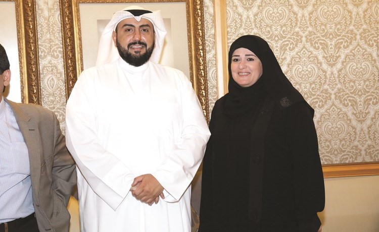 وزير الصحة يتلقى التهنئة من الزميلة حنان عبدالمعبود﻿