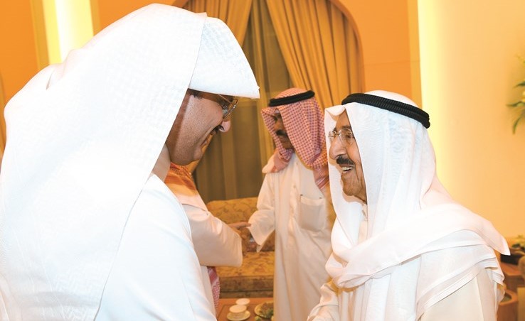 صاحب السمو الأمير مصافحا السفير السعودي الأمير سلطان بن سعد ﻿