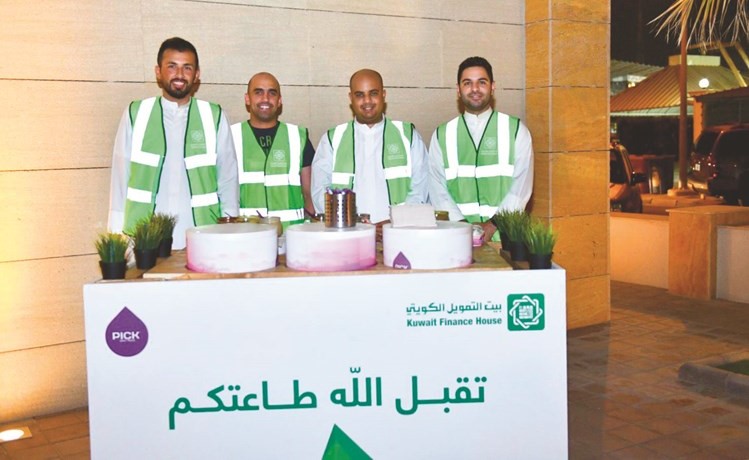 فريق بيتك التطوعي يقدم الضيافة للمصلين ﻿