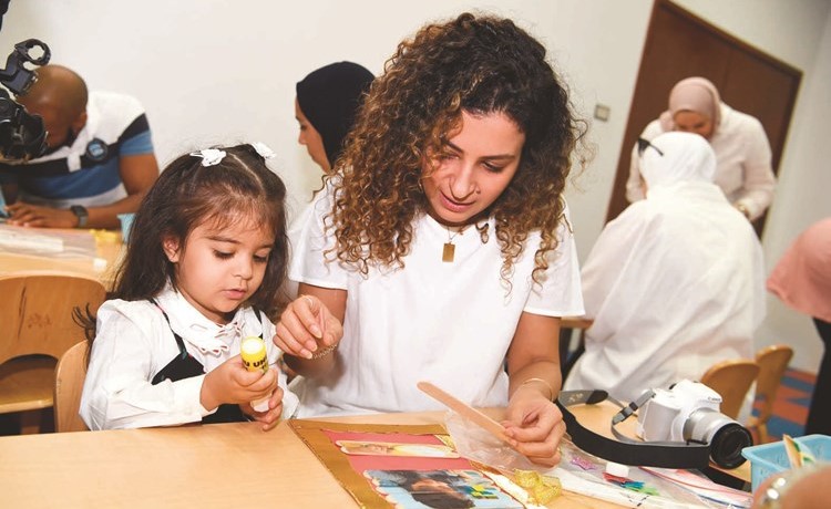 تفاعل وانسجام بين الأم وطفلتها﻿