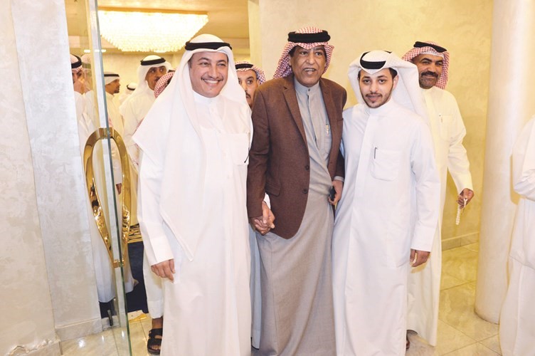 عسكر مع بعض الحضور﻿