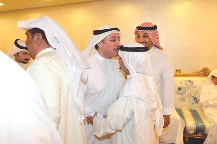 عسكر العنزي يقبل رأس أحد كبار السن﻿