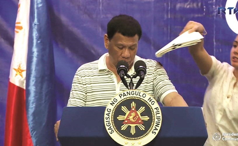 مساعدة الرئيس الفلبيني تحاول إنزال الصرصور﻿