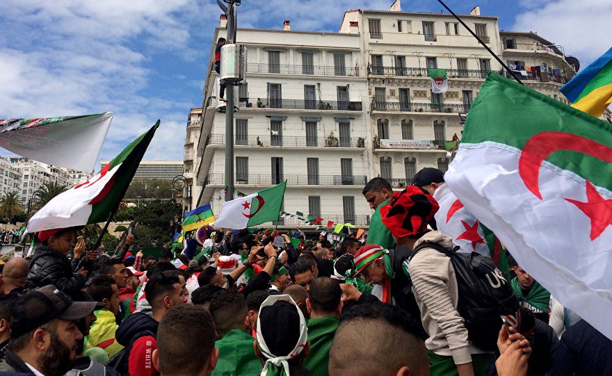 آلاف الجزائريين يتظاهرون رفضاً لاستمرار رموز النظام في أول جمعة رمضانية