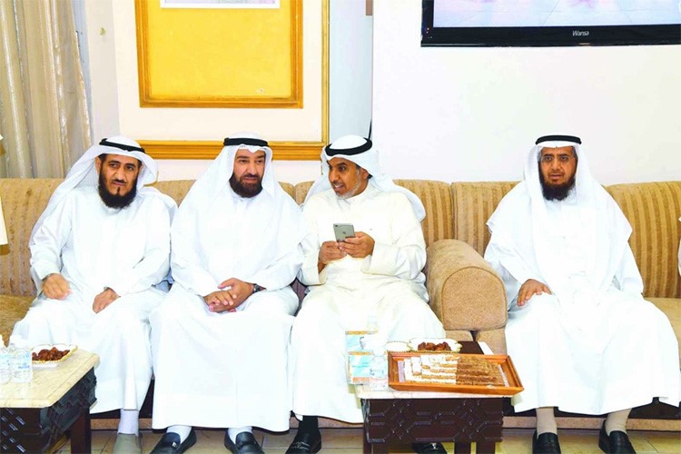 د.فهد الشعلة وم.فريد عمادي وم.طارق العيسى ود.علي العمير خلال استقبال المهنئين