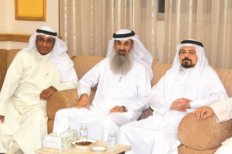 د.ناظم المسباح مع بعض الحضور ﻿