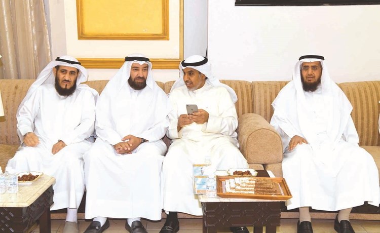 د.فهد الشعلة وم.فريد عمادي وم.طارق العيسى ود.علي العمير خلال استقبال المهنئين	 (محمد هاشم)﻿