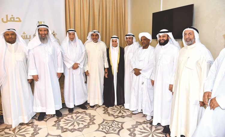 د.نايف الحجرف ود.عبدالله الشعلة وعبدالله العنزي يهنئون د.خالد المذكور ﻿