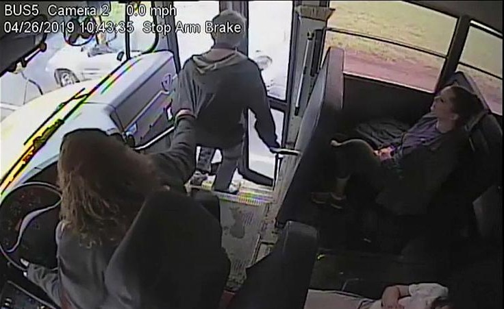 بالفيديو.. سائقة حافلة مدرسية تنقذ حياة طالب بآخر لحظة