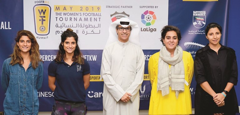 لقطة للمشاركين في سحب قرعة البطولة التي تمت باتحاد الكرة﻿