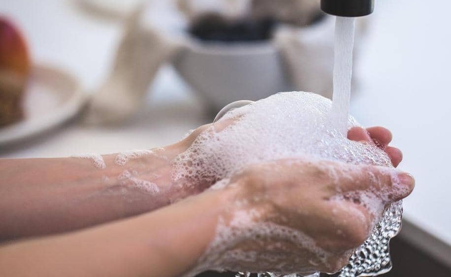 10 أشياء "قذرة" يجب غسل اليدين "فورا" بعد لمسها