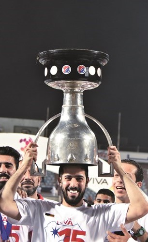 فهد حمود يحتفل على طريقته الخاصة بكأس الدوري	(محمد هنداوي)﻿