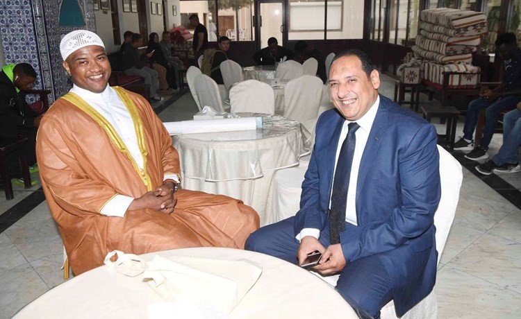 الكولونيل خالد شباز متحدثا للزميل أسامة أبو السعود 	(محمد هاشم) ﻿