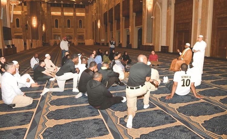 الكولونيل شباز يلقي محاضرة عن سماحة الإسلام في المسجد الكبير وبجواره محمد المتعب ﻿