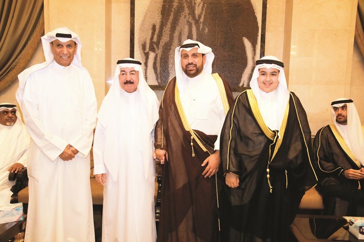 الشيخ حمد جابر العلي وعلي البراك يهنئان سلطان بن حثلين	(زين علام)﻿