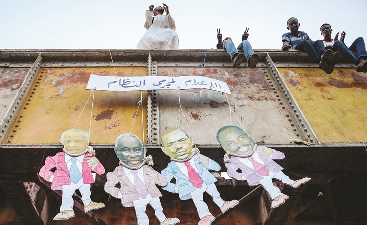 سودانيون ينصبون مجسمات لرموز النظام السابق مطالبين باعدامهم 	(أ.ف.پ)﻿