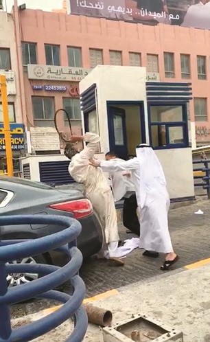 مواطن يضرب الوافد بالعقال﻿