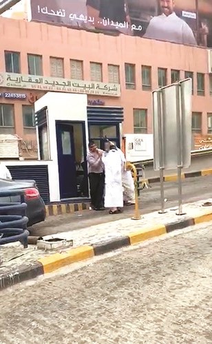 اعتداء المواطنين على موظف الموقف﻿