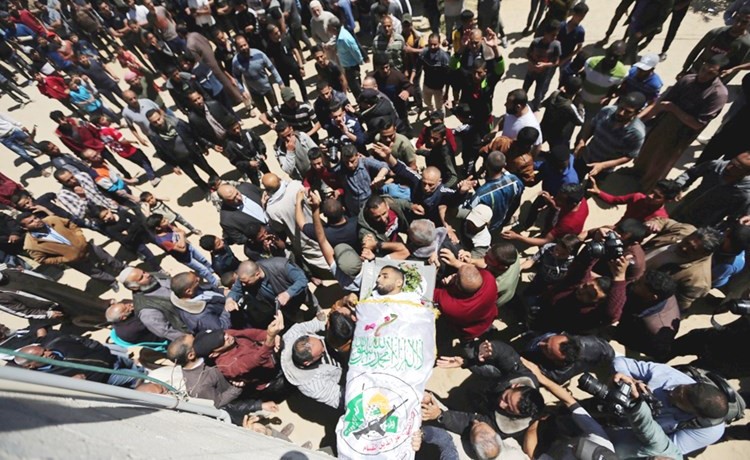 فلسطينيون يشيعون أمس جثمان الشهيد عبدالله عبدالعال الذي قضى برصاص الاحتلال خلال تظاهرة مسيرات العودة على حدود غزة-(رويترز)﻿