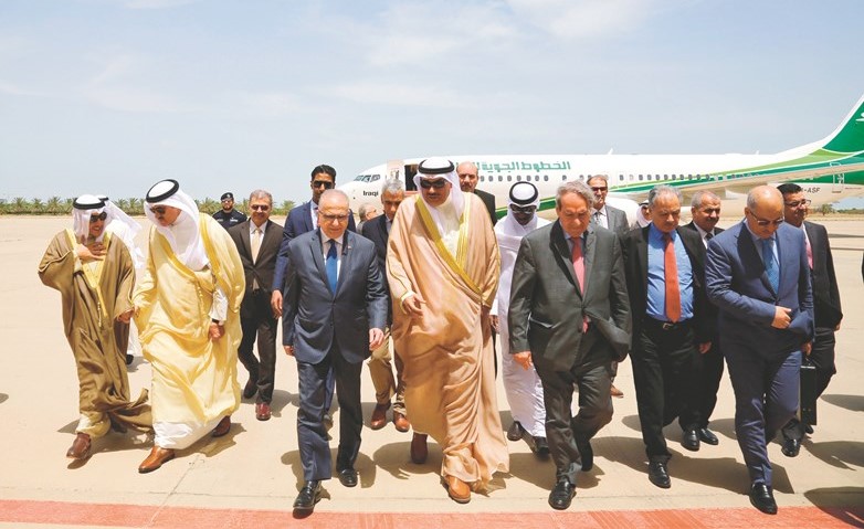 الشيخ صباح الخالد مستقبلا نظيره العراقي د.محمد الحكيم في المطار﻿