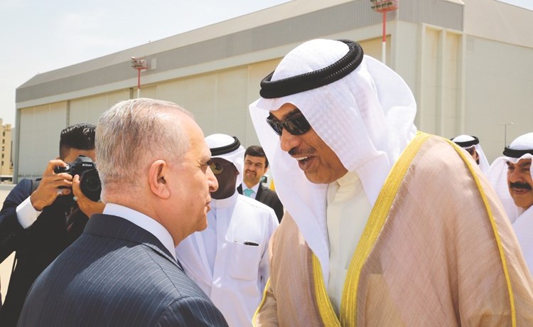 الشيخ صباح الخالد مصافحا د. محمد الحكيم﻿