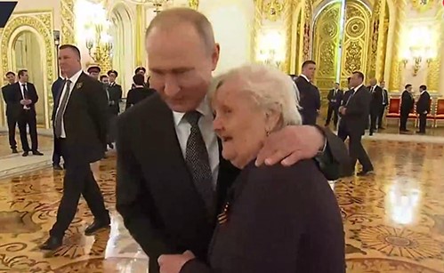 بالفيديو.. ماذا فعل بوتن عندما التقى بمعلمته السابقة؟