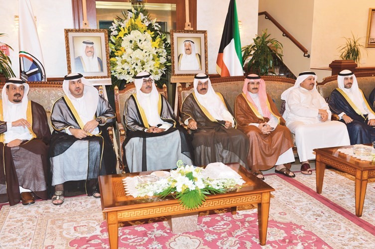 النائب طلال الجلال والشيخ أحمد النواف والشيخ مبارك الدعيج والسفير الإماراتي صقر الريسي وعدد من المهنئين ﻿