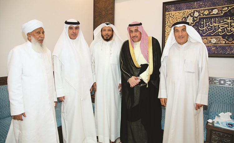الشيخ فيصل الحمود وماضي الهاجري يهنئان د.عبدالله المعتوق﻿
