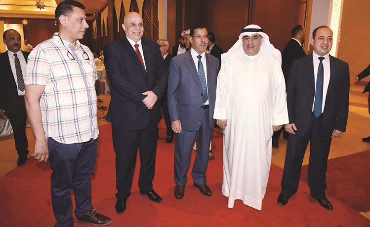المستشار العمالي أحمد يوسف وأحمد إسماعيل بهبهاني ونشأت الدبيس وعبدالمحسن أبوالحسن خلال الإفطار﻿