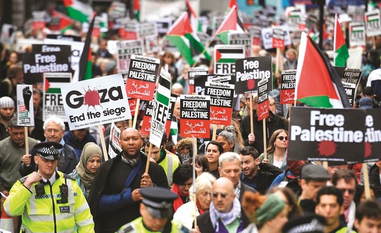 مظاهرات مؤيدة لحرية فلسطين ورفع الحصار عن غزة في لندن أمس الأول- (أ.ف.ب)﻿