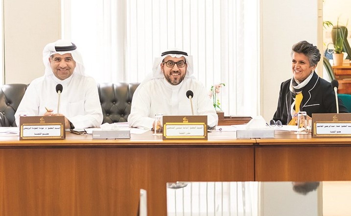 صفاء الهاشم وأسامة الشاهين ود.عودة الرويعي خلال اجتماع لجنة إعداد مشروع الجواب على الخطاب الأميري﻿
