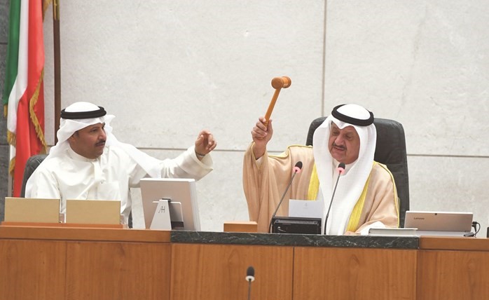 رئيس المجلس بالإنابة عيسى الكندري يرفع الجلسة وبجانبه طلال الجلال﻿
