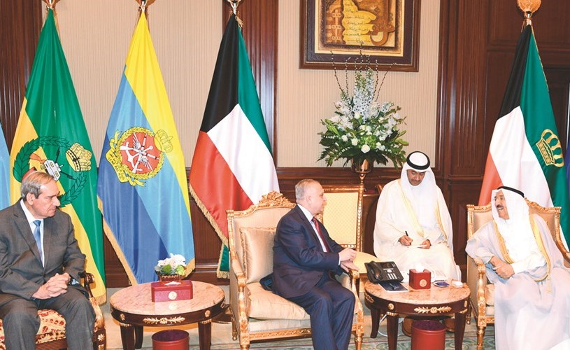 صاحب السمو الامير الشيخ صباح الأحمد مستقبلا وزير الخارجية العراقي محمد علي الحكيم ﻿